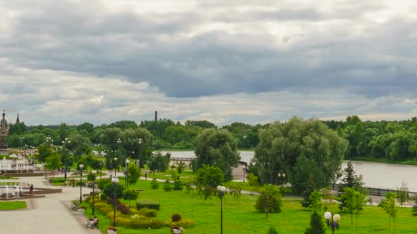 Yaroslavl, Rússia. Parque Strelka e o rio Volga. Tempo nublado. Panning — Vídeo de Stock