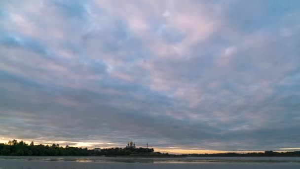 Yaroslavl, Rusya. Okların üzerine park et. Kotorosl Nehri 'nin Volga Nehri' ne aktığı yer. Alacakaranlıktan geceye geçiş. 4K — Stok video