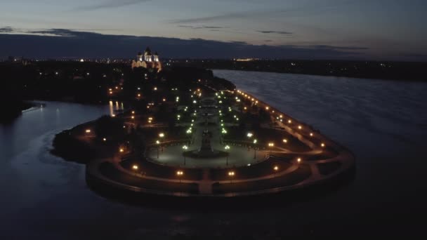 Jaroslawl, Russland. Strelka, Kotorosl mündet in die Wolga. Stadtbeleuchtung nach Sonnenuntergang, Dämmerung. 4K — Stockvideo