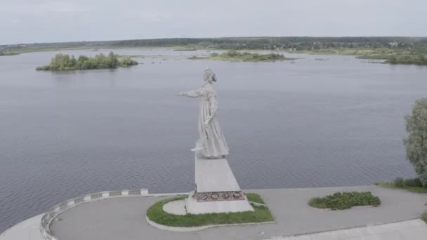 俄罗斯雷宾斯克。伏尔加河母亲的雕像该系统锁定了Rybinsk水库。4K — 图库视频影像