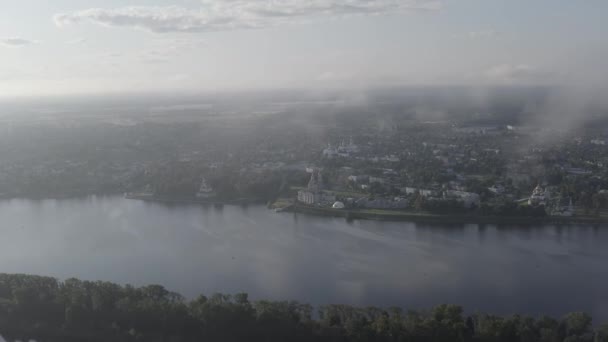 Uglich, Rússia. Cidade de Uglich a partir do ar. Voando nas nuvens. Rio Volga. De manhã cedo. 4K — Vídeo de Stock