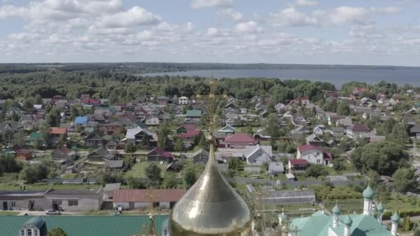 Pereslavl-Zalessky, Rusia. Monasterio de San Nicolás Pereslavski. Clima nublado, verano. 4K — Vídeo de stock