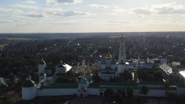 Sergiev Posad, Rusya. Trinity-Sergius Lavra, Rus Ortodoks Kilisesi 'nin en büyük erkek manastırıdır. Sergiev Posad şehrinin merkezinde yer almaktadır. Gün batımı ışığı. 4K — Stok video