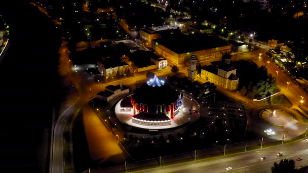 Tula, Ryssland. Flygfoto över staden på natten. Tula statliga vapenmuseum. 4K — Stockvideo