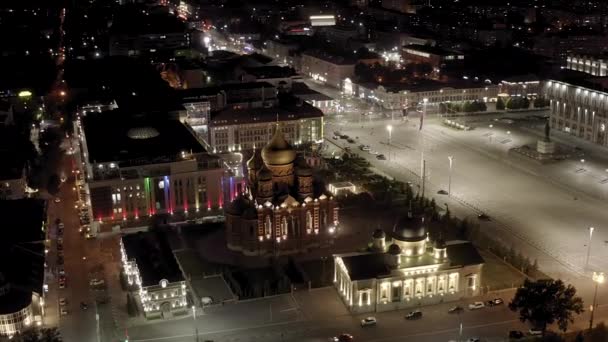 Tula, Russland. Luftaufnahme der Stadt bei Nacht. Mariä Himmelfahrt. Der Text auf dem Gebäude übersetzt ins Englische: Tula - Hero City. 4K — Stockvideo