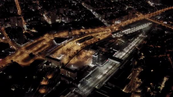 러시아의 로스토프 - 온 - 돈. 철도역 Rostov-Glavny. 도시의 야간 풍경. 4K — 비디오