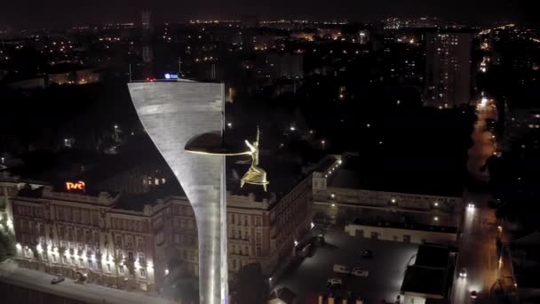 Rostov-sul-Don, Russia. Stele ai Liberatori di Rostov. Piazza del teatro. Vista notturna. 4K — Video Stock