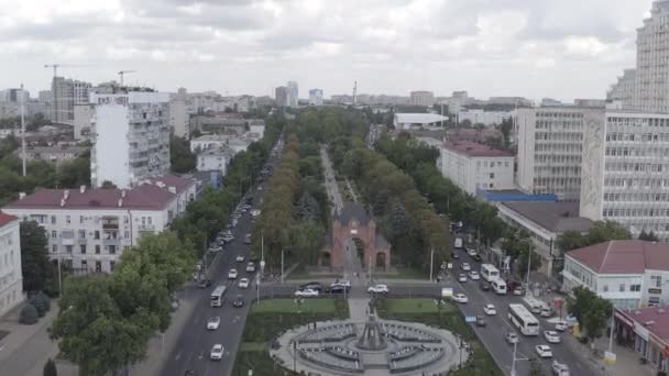 Krasnodar, Rússia - 27 de agosto de 2020: Alexandrovsky Boulevard. Monumento ao Santo Grande Mártir Catarina com uma fonte. Arco Triunfal. Vista aérea. 4K — Vídeo de Stock