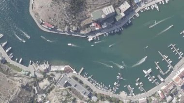 Sivastopol, Kırım. Yatları ve eğlence tekneleri olan Balaklava Körfezi. 4K