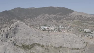 Sudak, Kırım. Sudak 'taki Ceneviz kalesi. 30 hektarın üzerinde bir alana sahip ortaçağ kalesi. Karadeniz kıyısında. 4K