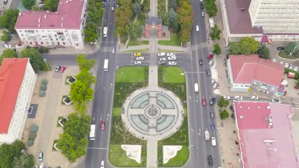 Krasnodar, Ryssland. Alexandrovskij Boulevard. Monument över den heliga stora martyren Catherine med en fontän. Triumfbåge. Flygfoto. 4K — Stockvideo