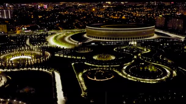 Krasnodar, Rusia, Krasnodar - estadio de fútbol del club homónimo en la ciudad de Krasnodar. Parque Público Krasnodar (Parque Galitsky). Volando sobre el parque por la noche. 4K — Vídeo de stock