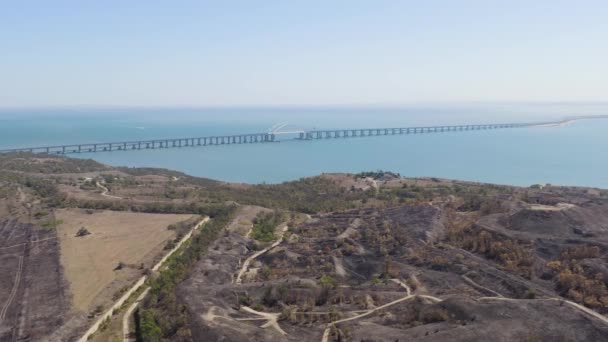 Kerch, Krím. Kilátás az új krími hídra. Kerch erőd. Tiszta idő. 4K — Stock videók