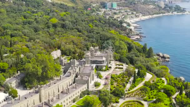 Alupka, Crimea. Palazzo Vorontsov. Palazzo gotico del XIX secolo con sale ben conservate e un pittoresco parco di 40 ettari. Il palazzo fu costruito dal 1828 al 1848. 4K — Video Stock