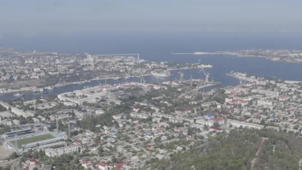 Σεβαστούπολη, Κριμαία. Λεωφορεία της πόλης της Σεβαστούπολης το καλοκαίρι σε ηλιόλουστο καιρό. Τα πλοία. 4K — Αρχείο Βίντεο