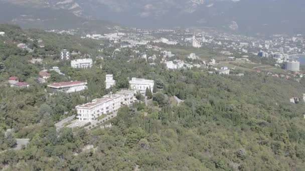Livadia, Crimea. Livadia Palace - situado a orillas del Mar Negro en el pueblo de Livadia en la región de Yalta de Crimea. 4K — Vídeo de stock