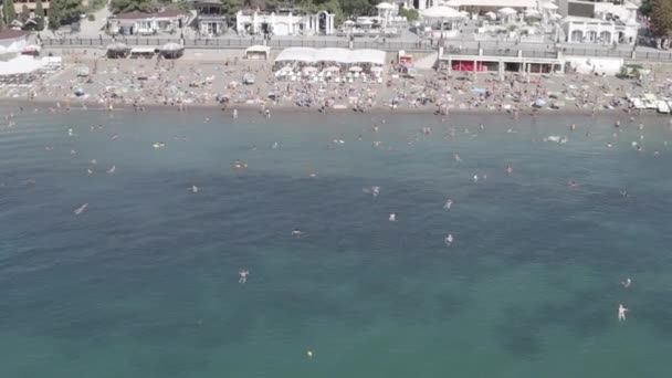 Sudak, Krím. Szudak rakpart. Fekete-tenger partján strandok és az emberek. 4K — Stock videók
