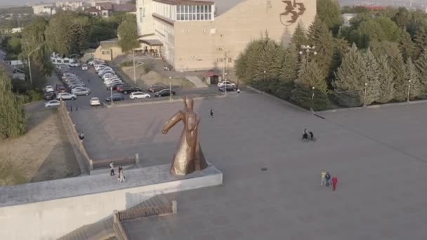Stavropol, Russland. Monument til Red Guard Soldier. Soldattorget. På tide med solnedgang. 4K – stockvideo