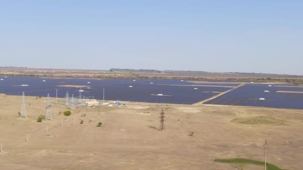 Rusia, Territorio de Stavropol. Planta de energía solar en un claro día soleado. 4K — Vídeos de Stock