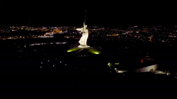 Volgograd, Rusko. Noční pohled na sochu Rodiny Matky Boží! na Mamaeva Kurgana ve Volgogradu. 4K — Stock video