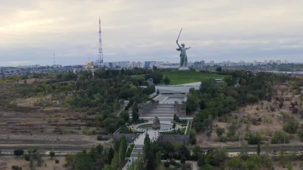 ロシアのヴォルゴグラード。彫刻の夕景祖国の呼び出し!ヴォルゴグラードのママエフ・クルガンについてです。曇った天気。4K — ストック動画