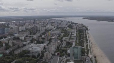 Samara, Rusya. Samara şehrinin panoramik manzarası, toprak seti ve Volga nehri. 4K