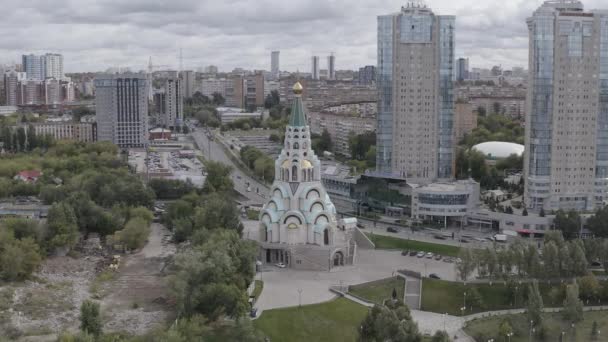 Samara, Rusya. Tanrı 'nın Bilgeliği Sophia Katedrali. Volga Nehri 'nin kıyısında yer alıyor. 4K — Stok video