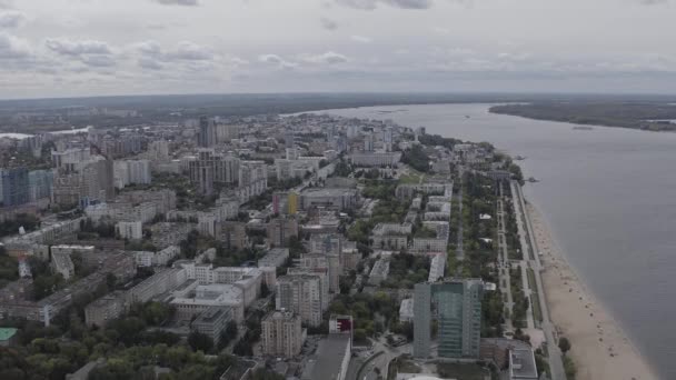 Samara, Rusya. Samara şehrinin panoramik manzarası, toprak seti ve Volga nehri. 4K — Stok video