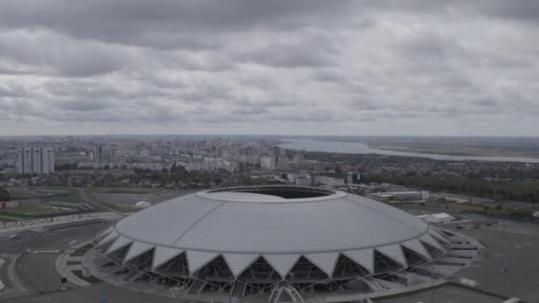 Samara, Rosja. Stadion Samara Arena. Jesienne chmury. 4K — Wideo stockowe