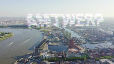 Antwerp, Belçika. Tarihi şehrin çatıları üzerinde uçuyor. Schelde (Esco) nehri. Şehrin sanayi bölgesi. 4K
