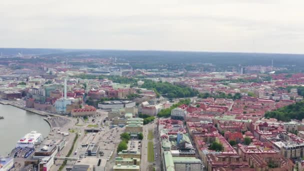 Dolly ráközelít. Göteborg, Svédország. Kilátás a városra és a folyóra Goeta Elv. A város történelmi központja. Felhőtlen időjárás — Stock videók
