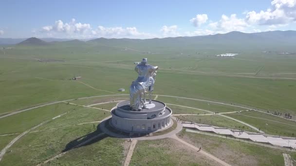 Estátua equestre de Genghis Khan em tempo ensolarado. Mongólia, Ulaanbaatar. 4K — Vídeo de Stock