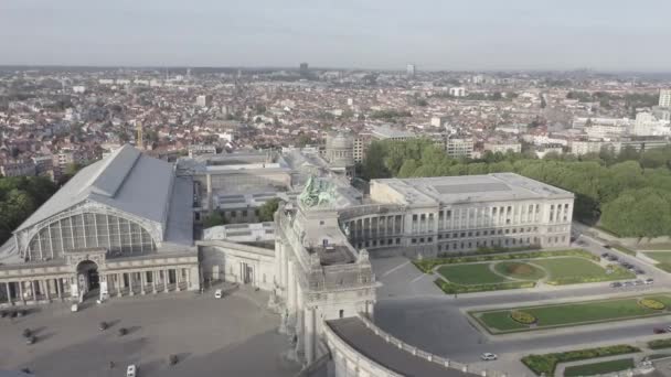 Bruxelles, Belgique. Parc du cinquantième anniversaire. Park Senkantoner. L'Arc de Triomphe de Bruxelles (Porte de Bruxelles). 4K — Video