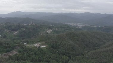 İtalya. Orman, dağlarla ve villalarla kaplıydı. Liguria Bölgesi 'ndeki Pignone bölgesi, La Spezia ili' ne bağlı. 4K
