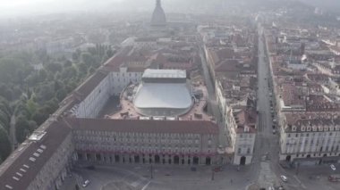 Torino, İtalya. Şehrin üzerinde uçuş. Tarihi merkez, üst görünüm. Reggio Tiyatrosu. 4k
