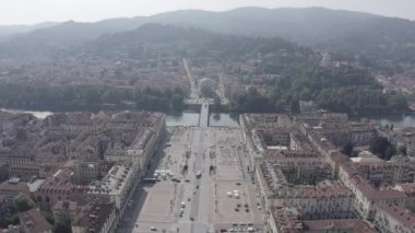 Torino, İtalya. Şehrin üzerinde uçuş. Vittorio Veneto Meydanı, Katolik Kilisesi Gran Madre Di Dio. 4K