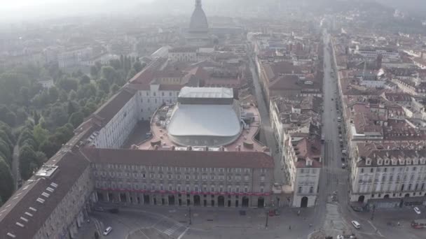 Turin, Italien. Flyg över staden. Historisk centrum, ovanifrån. Reggio-teatern. 4K — Stockvideo