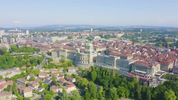 Berno, Szwajcaria. Pałac Federalny - Bundeshaus, Historyczne centrum miasta, widok ogólny, Aare rzeki. 4K — Wideo stockowe