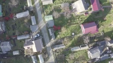 Yekaterinburg şehrinin varoşlarındaki tatil köyü. Ural, Rusya. Sonbahar, gün batımı. 4K