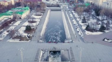 Ekaterinburg, Rusya. Şehir merkezi. Iset Nehri, yürüyüş alanı. Baharın başında. Gün batımı zamanı. 4K