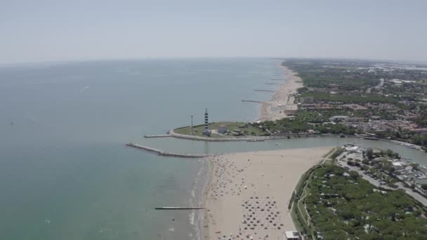 Itália, Jesolo. Lido di Jesolo, ou Jesolo Lido, é a área de praia da cidade de Jesolo, na província de Veneza. 4K — Vídeo de Stock