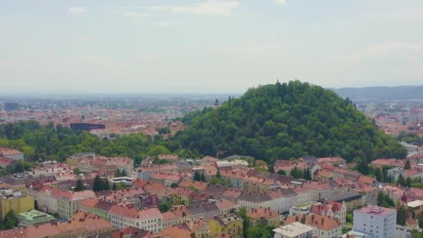 돌리 줌. Graz, Austria. 역사적 인 도시 중심의 항공 사진. 슐 로드 버그 산 ( 캐슬 힐 )) — 비디오