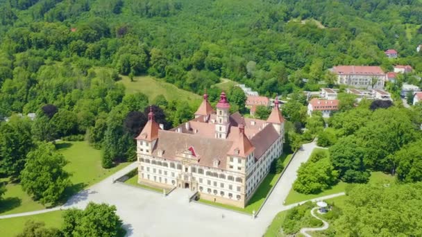 Graz, Oostenrijk. Paleis Eggenberg (Schloss Eggenberg) - de grootste aristocratische residentie in Stiermarken staat op de Werelderfgoedlijst. De bouw werd voltooid in 1646. 4K — Stockvideo