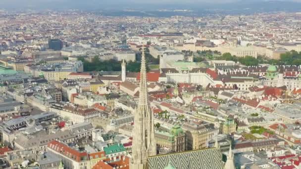 Dolly zooma. Wien, Österrike. Stefansdomen (Tyskland: Stephansdom). Katolska katedralen - Österrikes nationalsymbol — Stockvideo