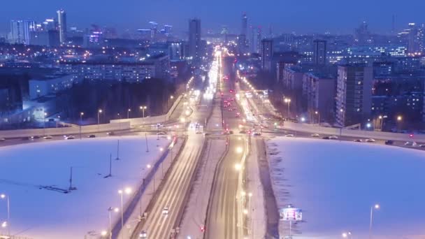Dolly zoomen. Ekaterinburg, Rusland. Kruispunten in de vorm ringen. Uitwisseling 's nachts. Actief verkeer — Stockvideo