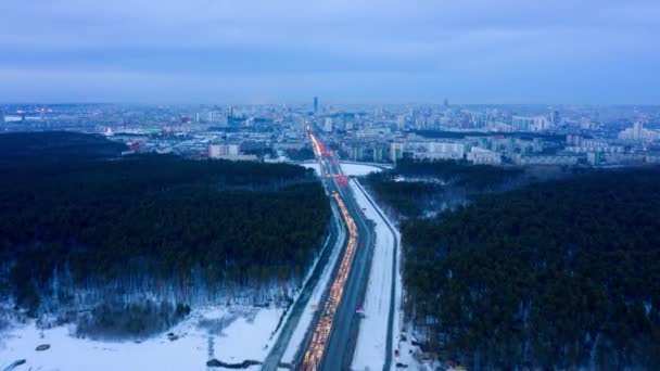 Jekatyerinburg, Oroszország. Hiperugrás a levegőből. Kilátás a városközpontra. Közeleg az éjszaka. Egy kivilágított út felett repülni autókkal. 4K — Stock videók