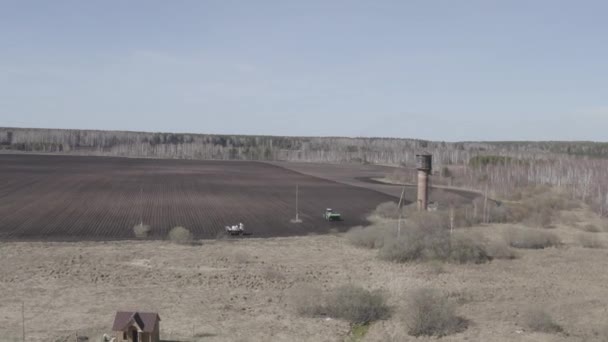 Rusland, de Oeral. Aardappelen planten op het veld met een combinatie en trekker. De lente. 4K — Stockvideo