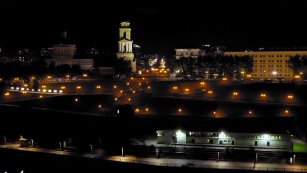 Perm, Russia. argine del fiume Kama nella città di Perm. Città di notte, vista aerea. 4K — Video Stock