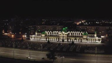 Nizhny Novgorod, Rusya. Gece Nizhny Novgorod panayırının gökyüzü manzarası. 19. yüzyıl binası. Binanın önündeki mesaj, Rusya benim hikayem. 4K