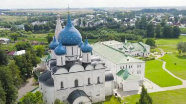 Suzdal, Rusya. Uçuş. Suzdal-Ortodoks Kilisesi 'nin Suzdal Kremlin topraklarındaki İsa' nın Doğuşu Katedrali. 4K